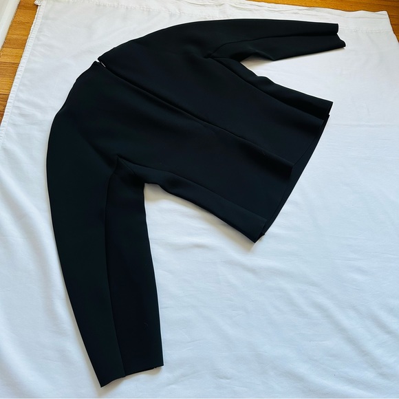 โ
COS Structured waisted Top - Black โ
- Picture 15 of 17